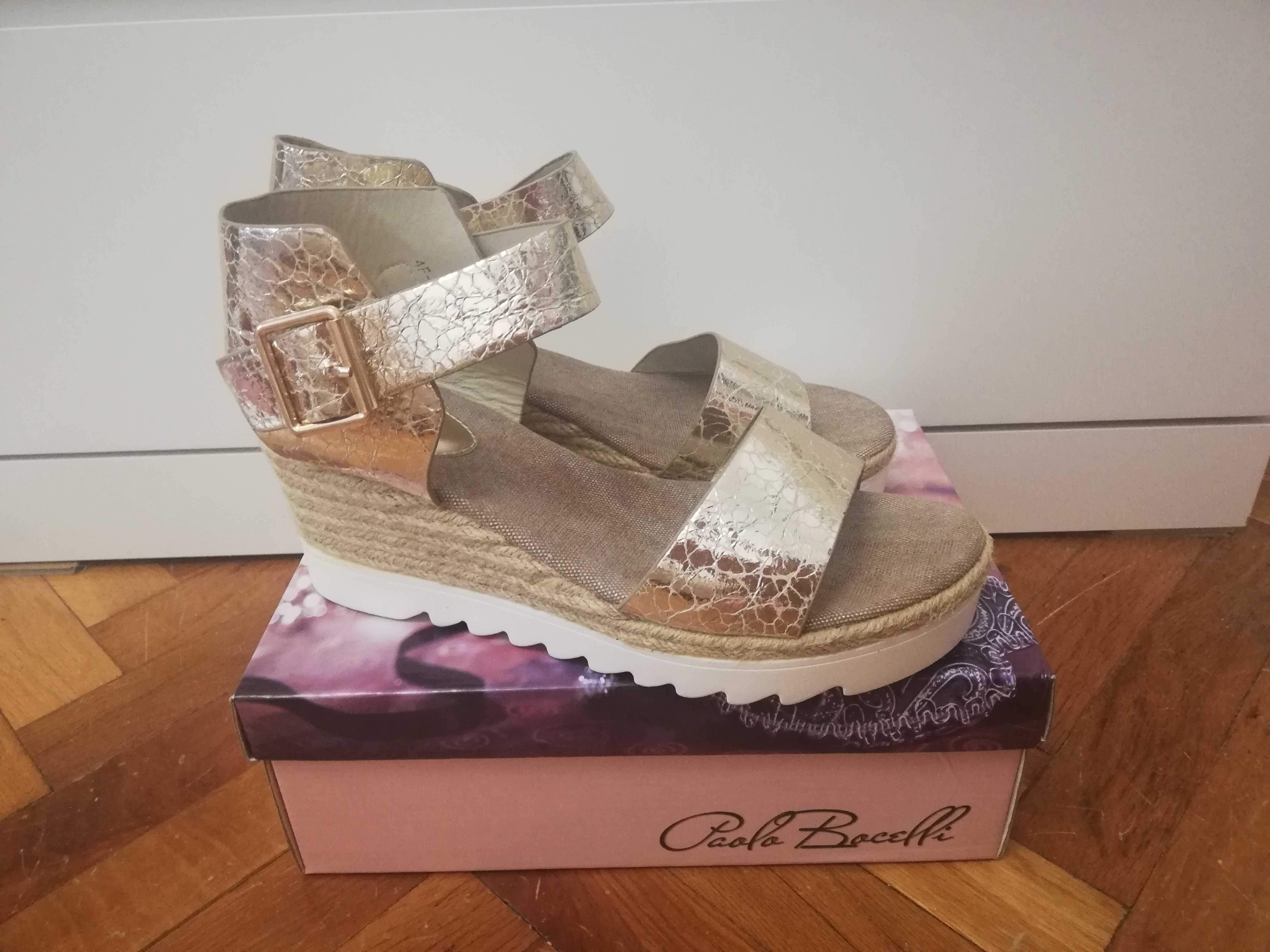 Златни дамски сандали