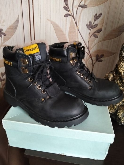 Продам зимние ботинки на мальчика.