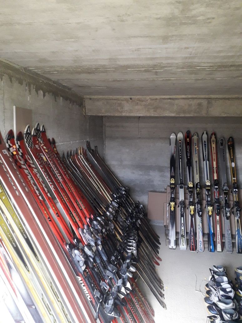 Vând schiuri, clapari si boots pt snowboard