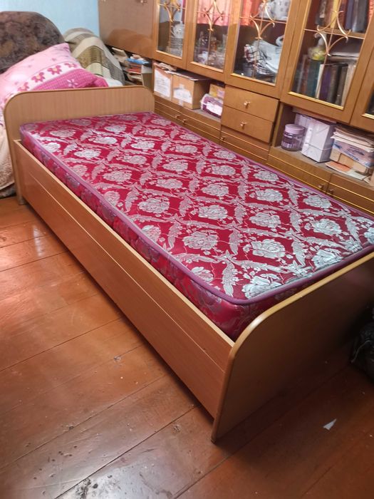 Кровать  продам 90/200