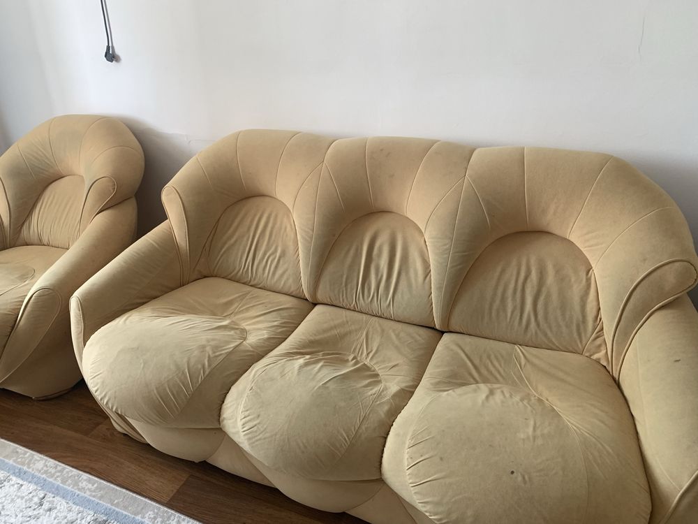 Продаю срочно диван с 2 креслами