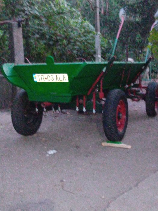Vând căruță de lemn bine întreținută