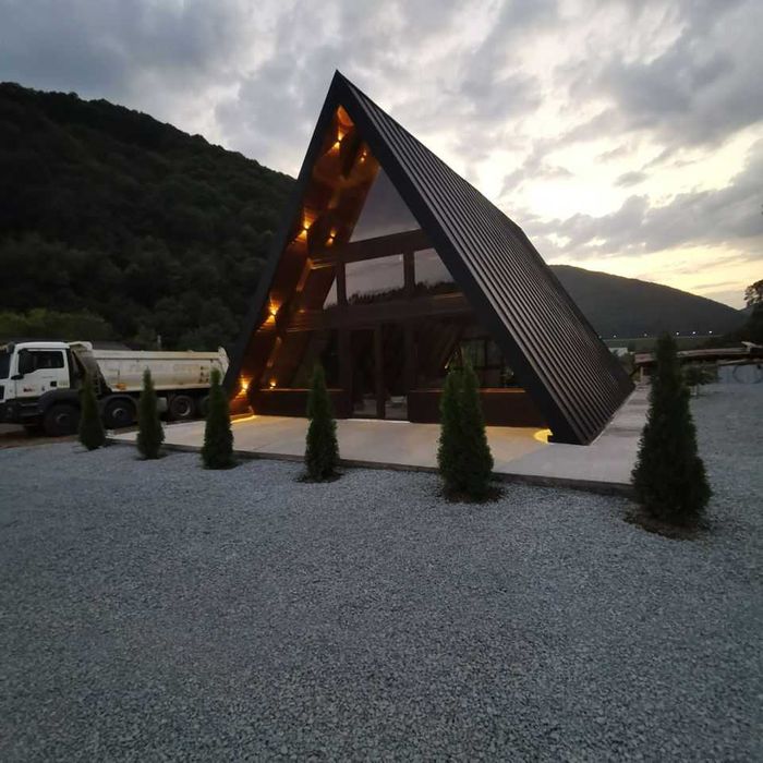 Cabana stil A Frame si casa din structura de lemn de vanzare
