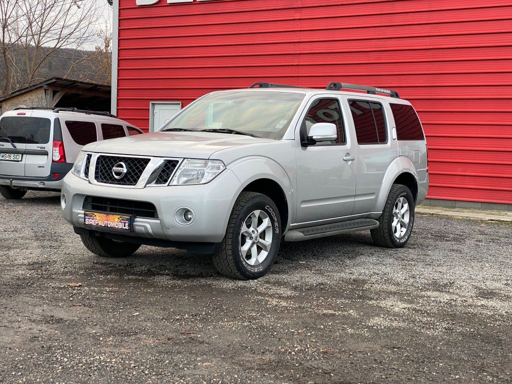 Vând Nissan Pathfinder