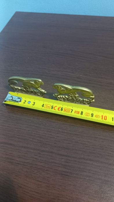 Малки стари бронзови зайчета