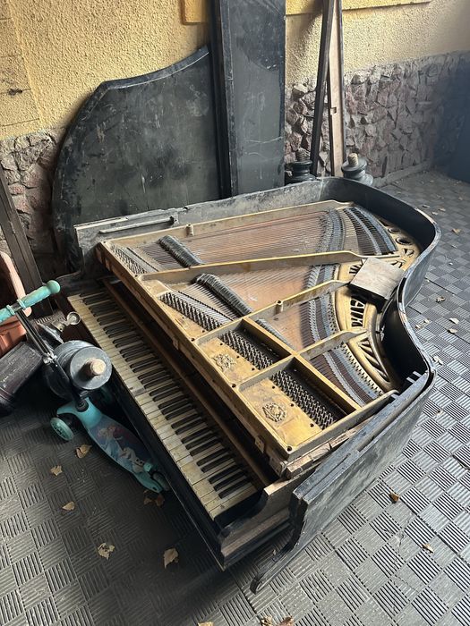 Антикварный рояль на запчасти, клавиши из слоновой кости