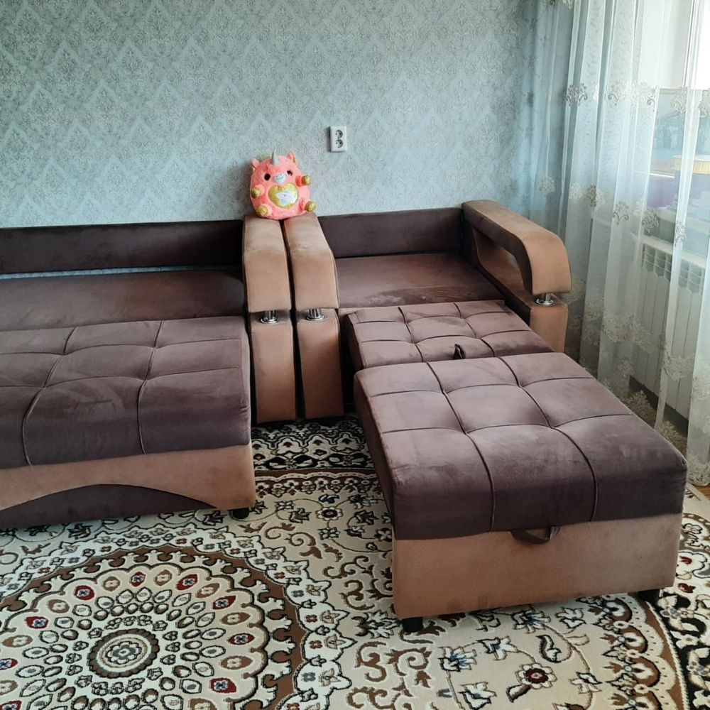Диван и кресло и 4 подушки