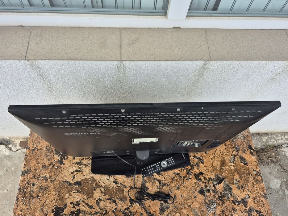 Vând televizor LCD marca Grunding model 32 inci 80cm cu telecomanda