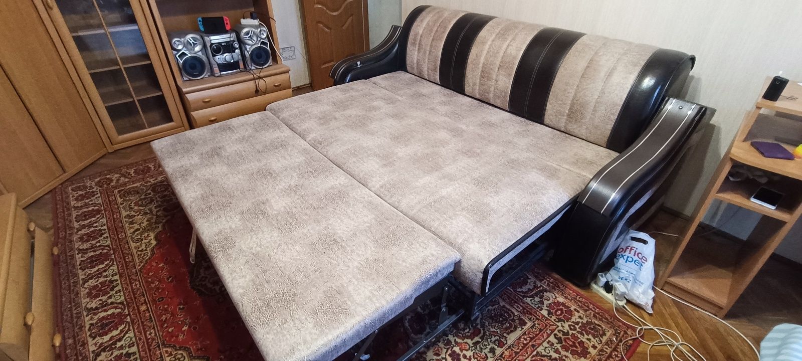 Кожаный диван в состоянии нового