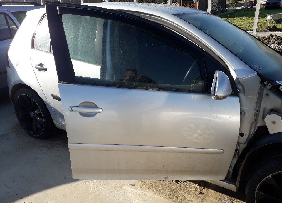 Usa dreapta fata Volkswagen Golf 5 an 2006, model 4 usi