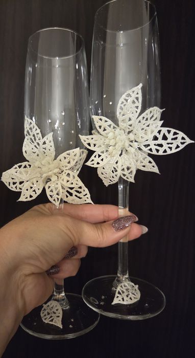 Сватбени чаши с изкуствено цвете и кристали Searovski