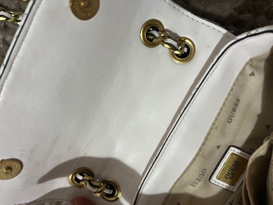 Чанта Guess запазена