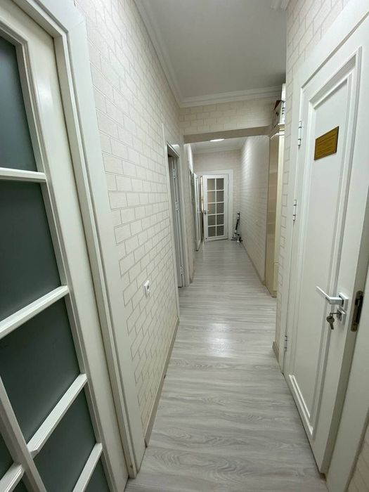 Продаётся 3 х ком кв в чирчике 1 этаж Навастройка вся мебель остаётся