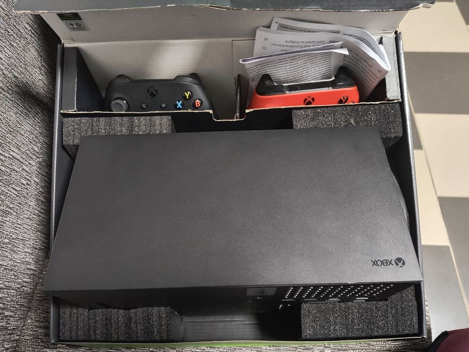 Xbox X 1 TB SSD, два джойстика Xbox series x