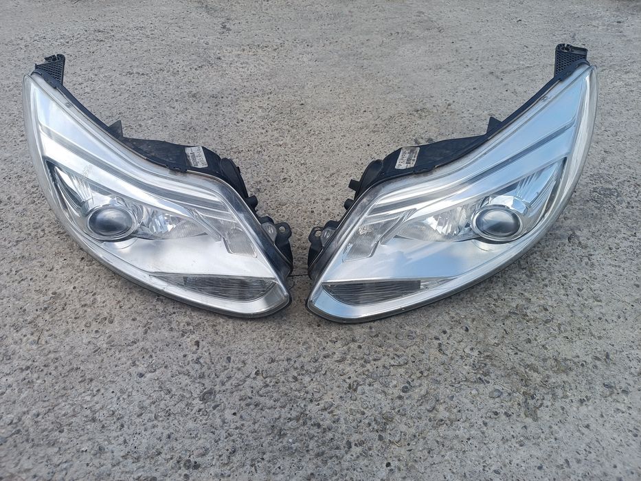 Far stânga dreapta Ford Focus 3 cu xenon