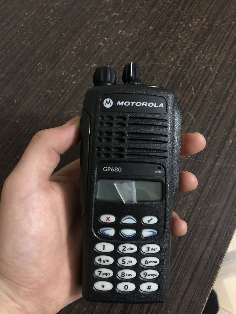Носимая рация Motorola GP680:136-174 МГЦ