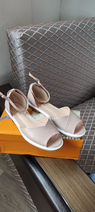 Продам босоножки