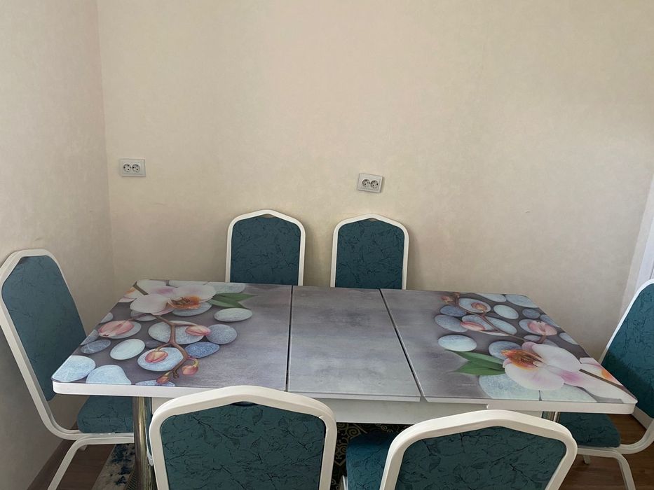 Стол орындықтарымен сатылады
