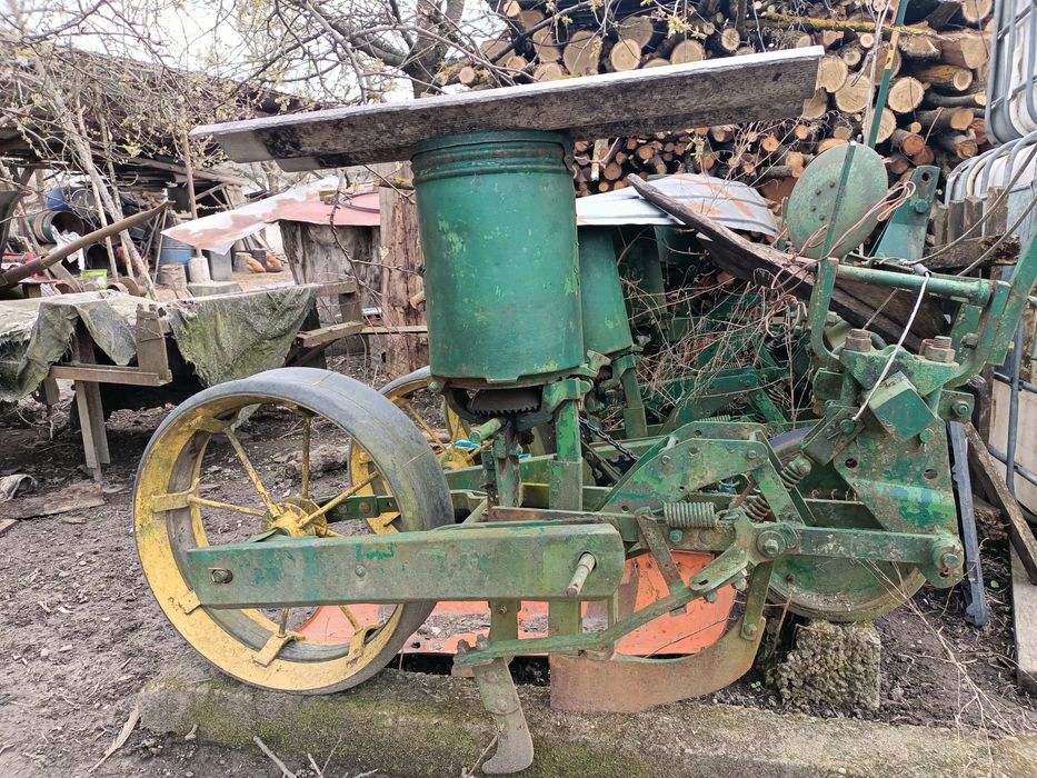Vând semănătoare porumb John Deere