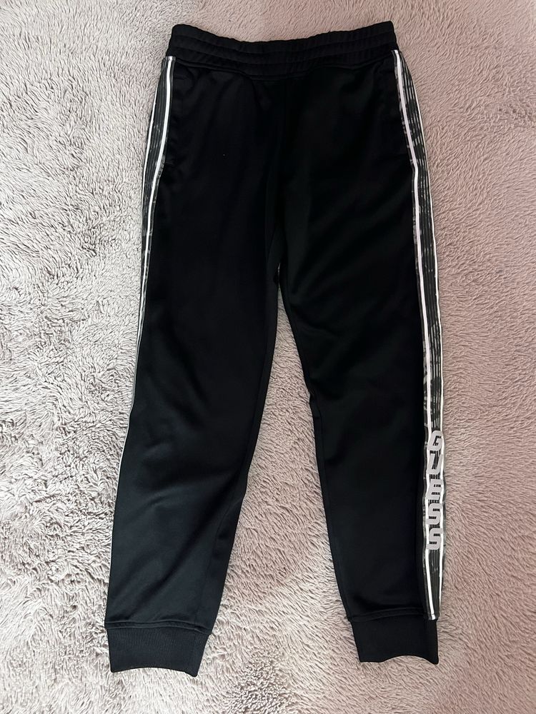 ОРИГИНАЛНО момчешко долнище на GUESS