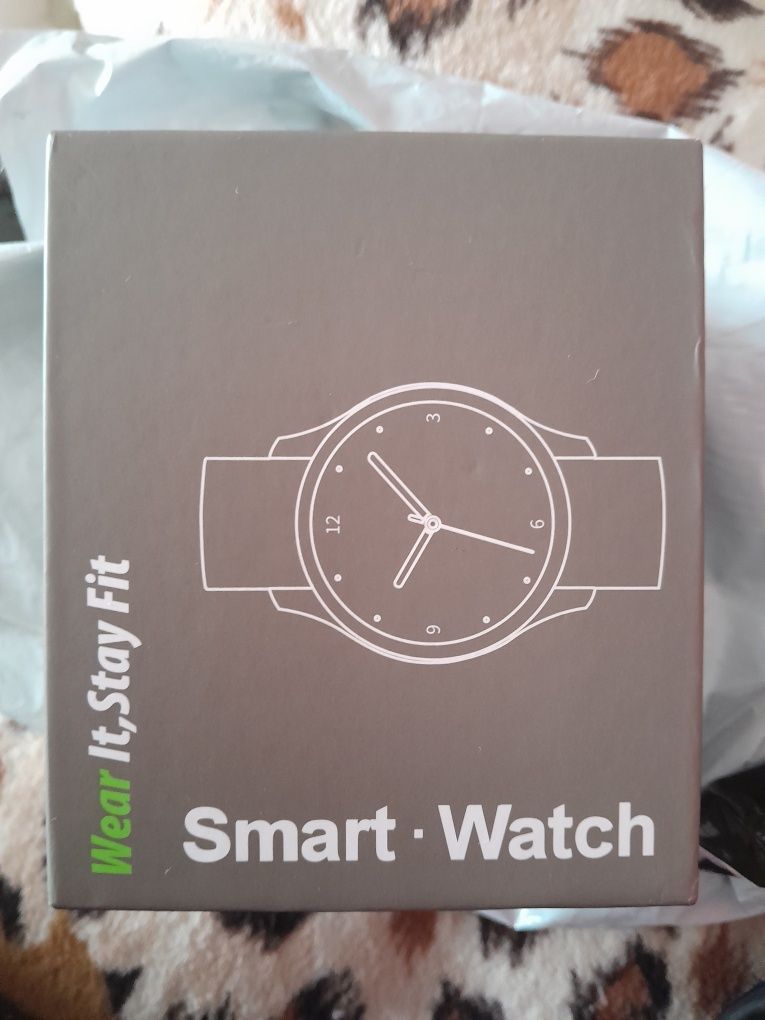 Smart-watch cu căști incorporate