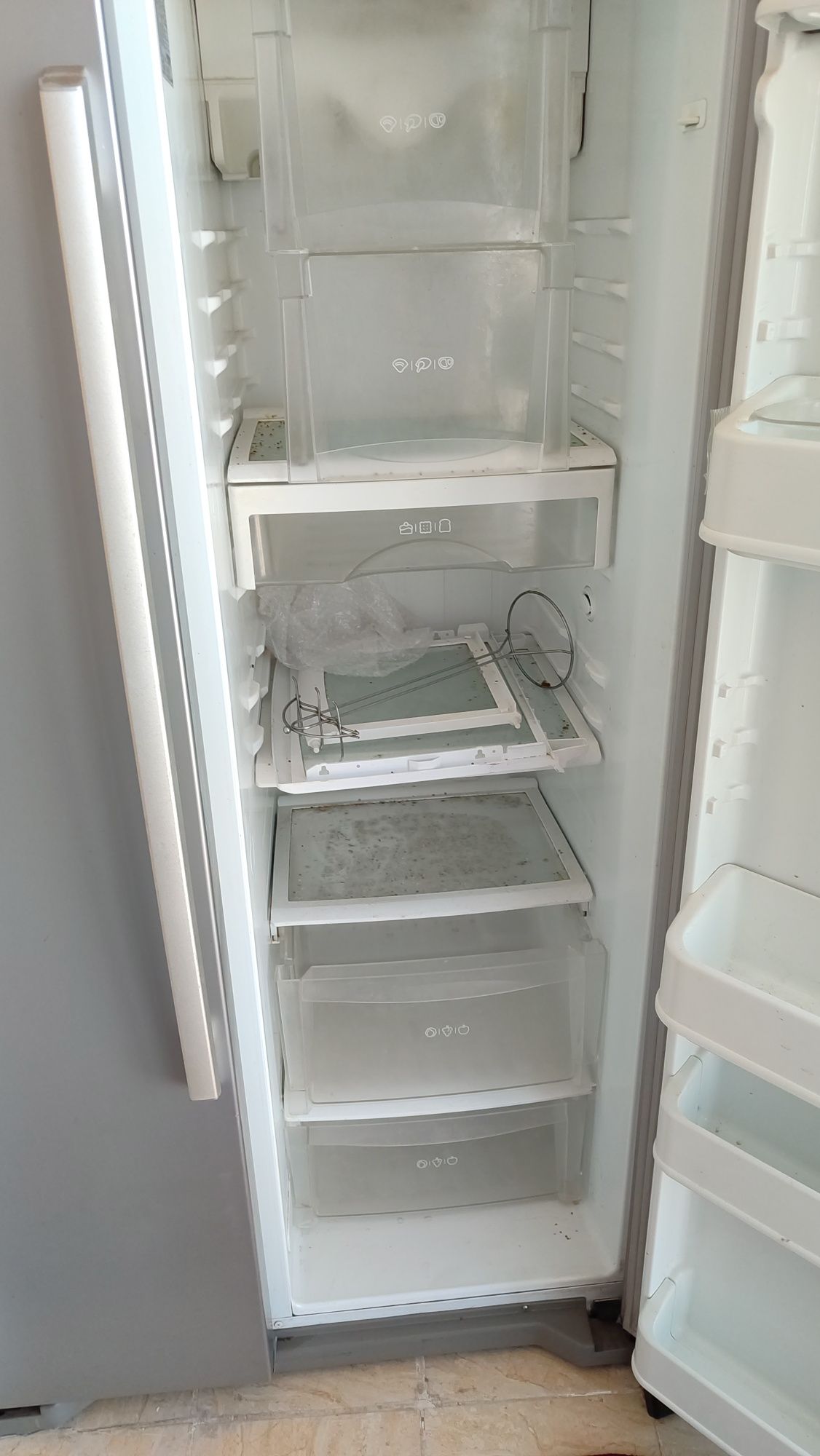 Холодильник LG серого цвета