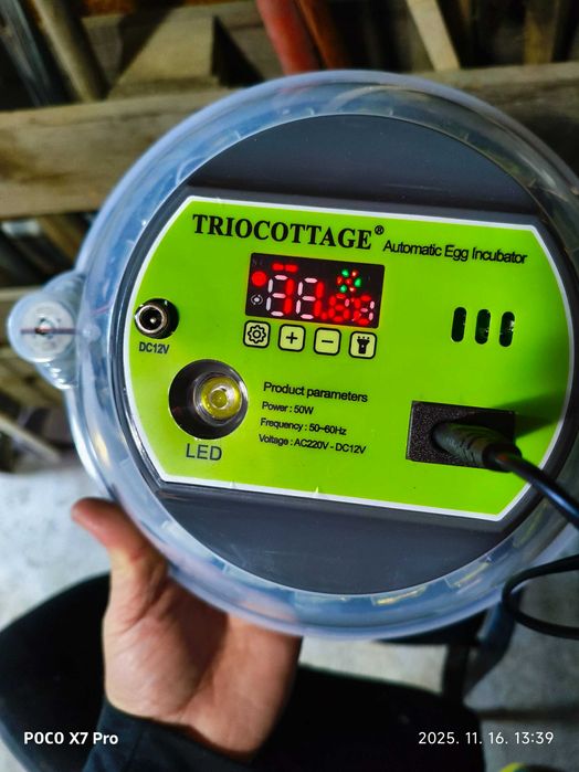 Incubator pentru 8 ouă cu întoarcere automată