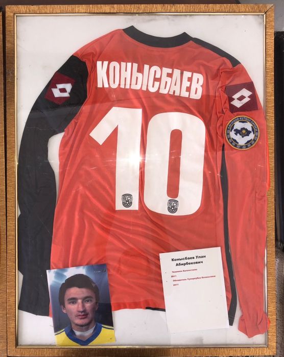 Продаю оригинальные футболки игроков сборной Казахстана в рамке!