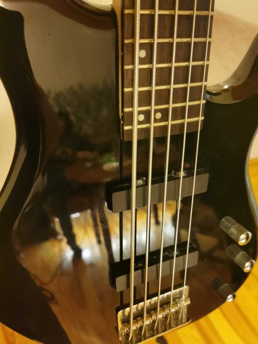 5-струнен бас Cort Action V