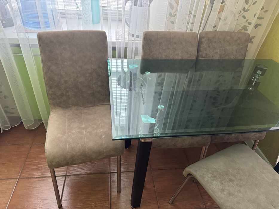 Обеденный стол и стулья