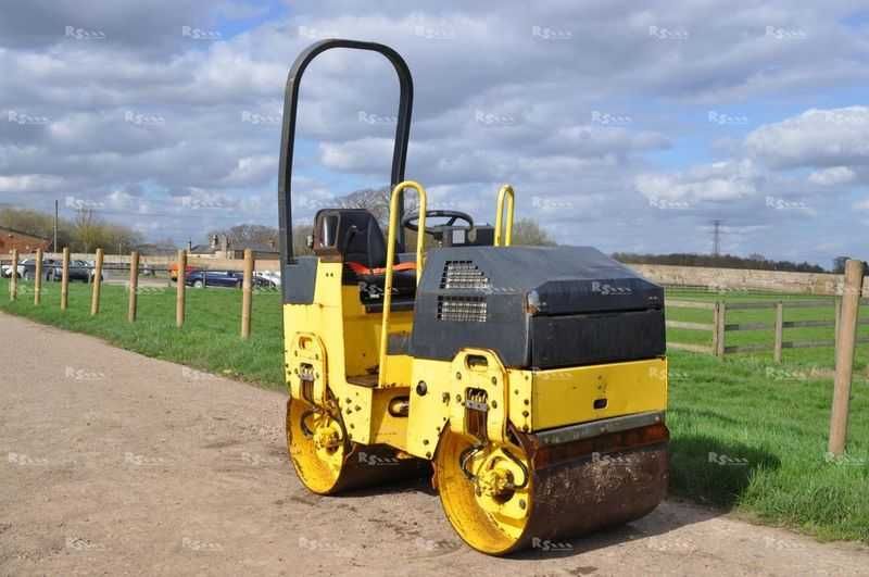 Inchiriere utilaje Miniexcavator 3,5t,2xBuldoexcavatoare,Cilindru 2t