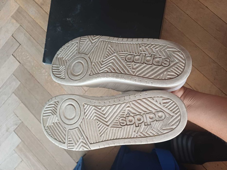 Оригинални бели маратонки adidas