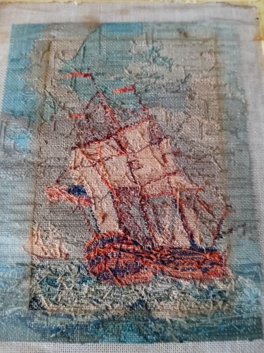 Obiect de colecție macheta corabie lucrata manual și un tablou goblen