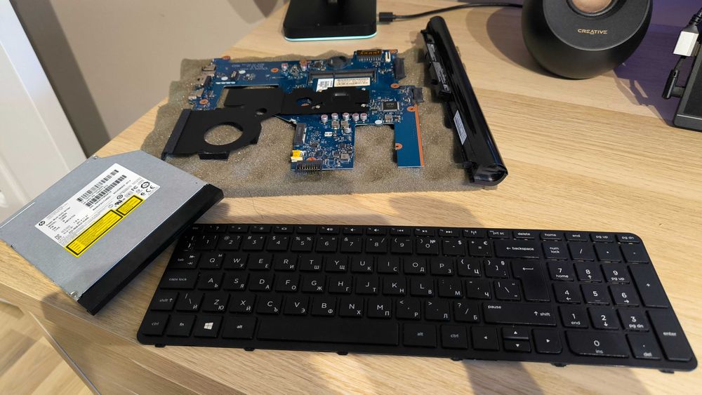 лаптоп HP 15 - r151nu - на части