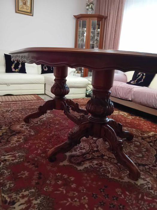 Masă scluptată cu 8 scaune .