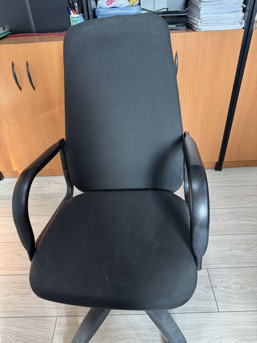 Стол офисный и несколько стульев