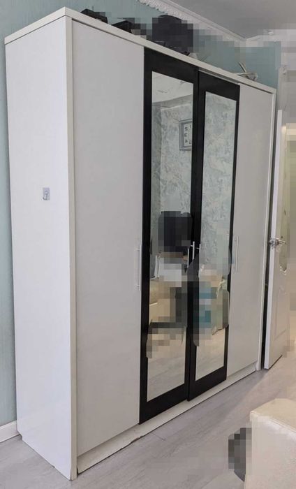 Шкаф с двумя зеркалами