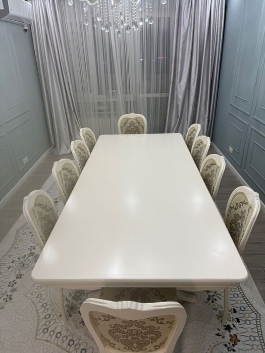 Стол со стульями для гостиной или в столовую