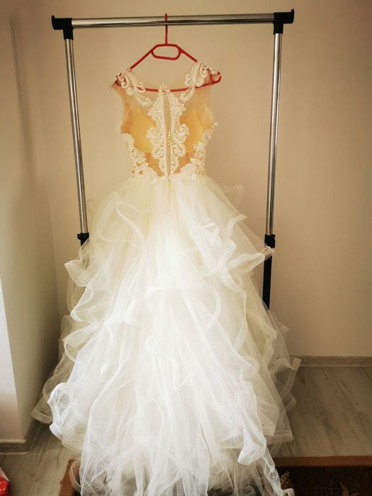 Vand rochie de mireasa + Crinolina