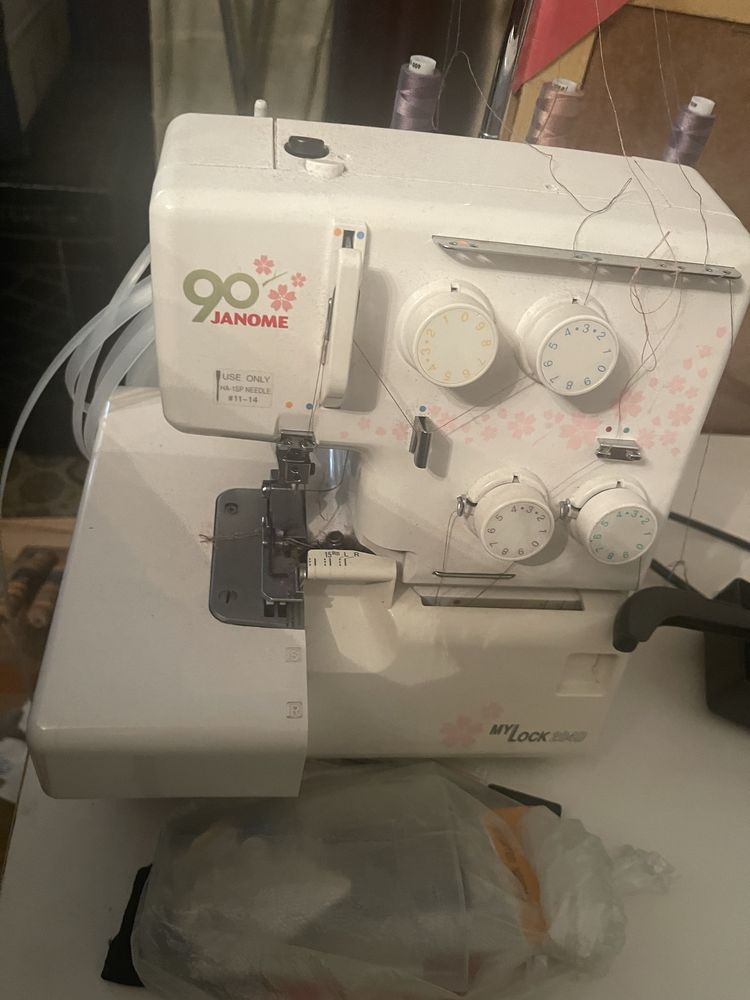Продам оверлог janome