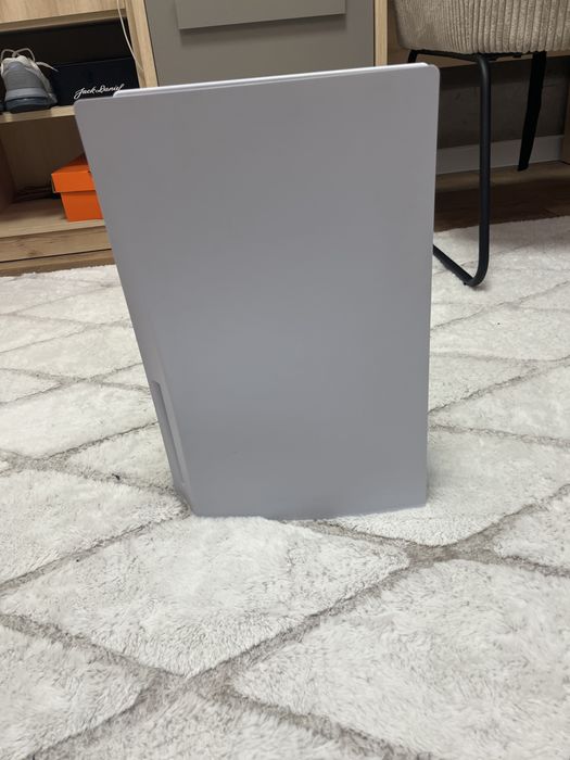 Продавам  playstation 5  с два джойстика + 4 игри