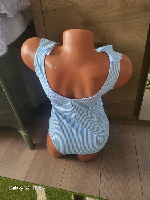 Vând Costum Baie
