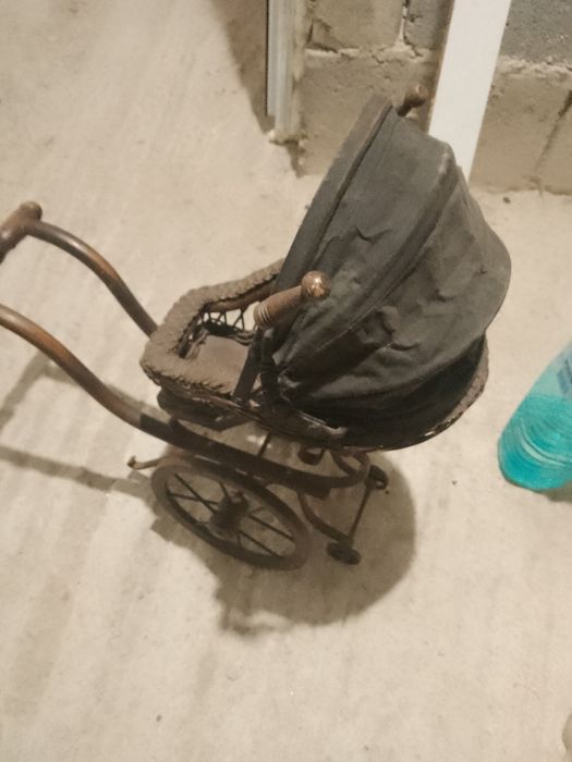 Антикварни колички за кукли