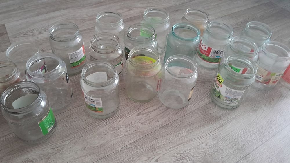 Продам банки стеклянные закручивающие пол литровый и 700 граммовые