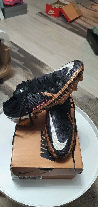 Ghete de fotbal putin folosite marimi 38,5 pana ls 42.