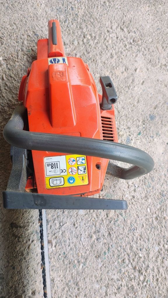Vând drujba Husqvarna 136.urgent