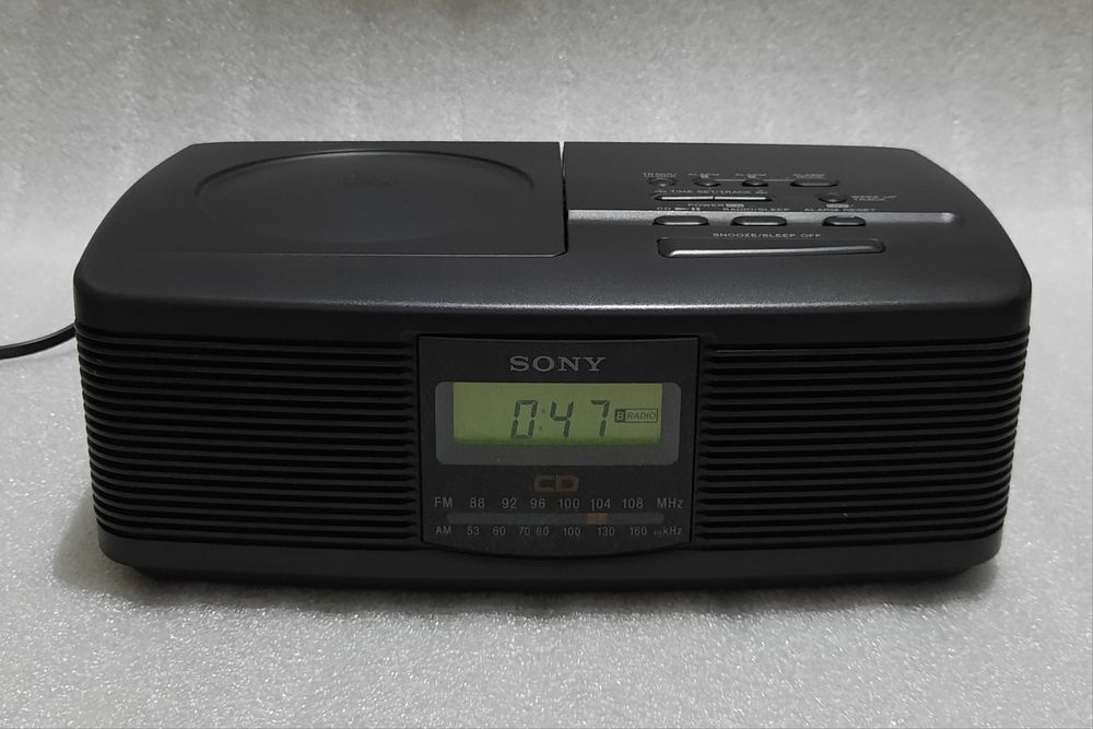 Radio cu ceas și CD player stereo Sony ICF-CD810