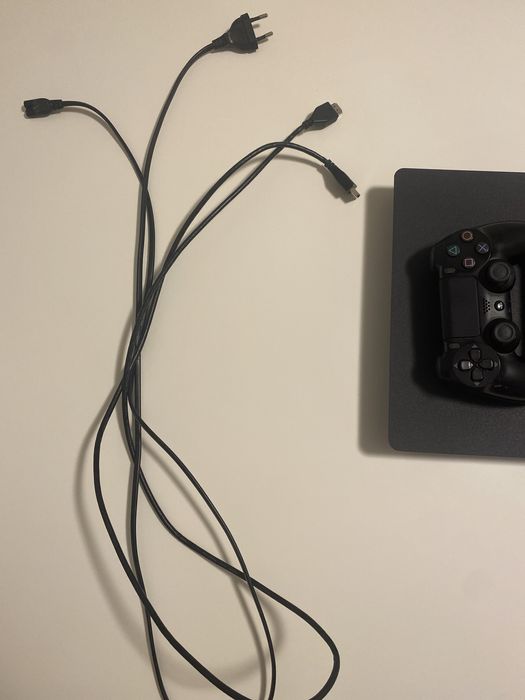 Vând consolă ps4 în stare excelentă+2 controllere+jocuri