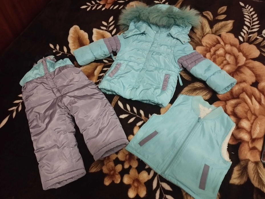 Детская зимняя тройка комбинезон жилетка , куртка