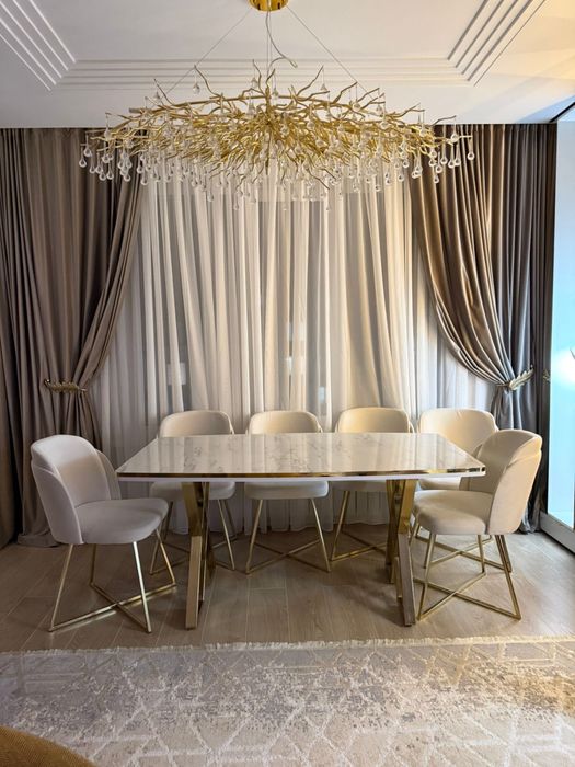 Продается стол со 6 стульями.